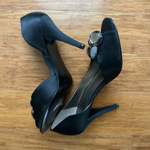 Nine West Black Satin 3 1/2” Heels!!!! - Picture 4 of 6